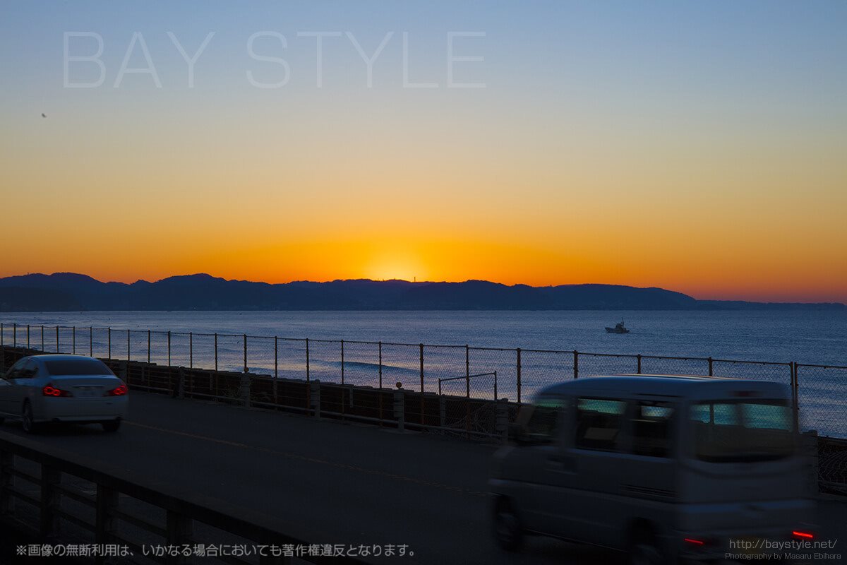 鎌倉高校前駅から望む日の出