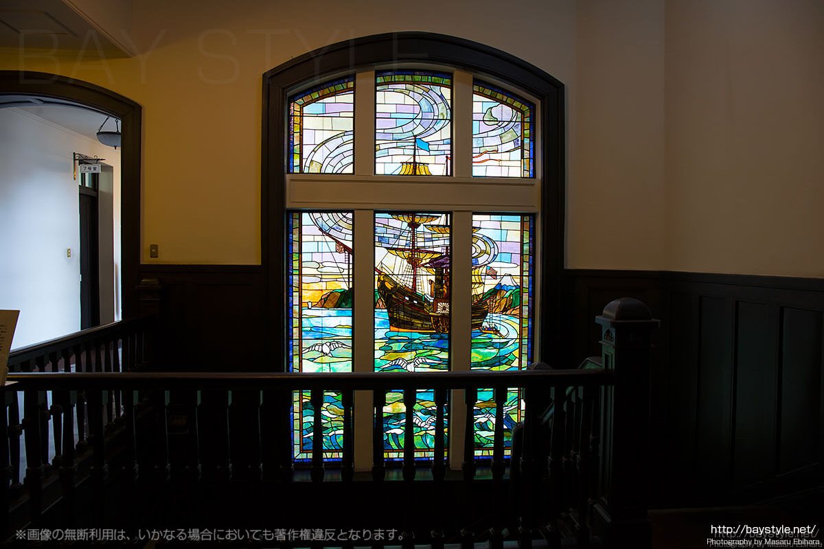 宇野澤組ステンドグラス製作所による横浜開港当時を描いたステンドグラス