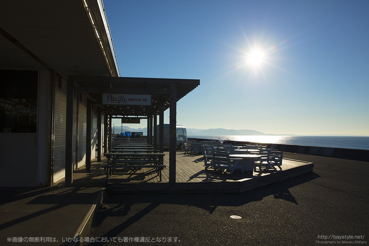七里ヶ浜東側、三浦半島から昇り輝く朝日