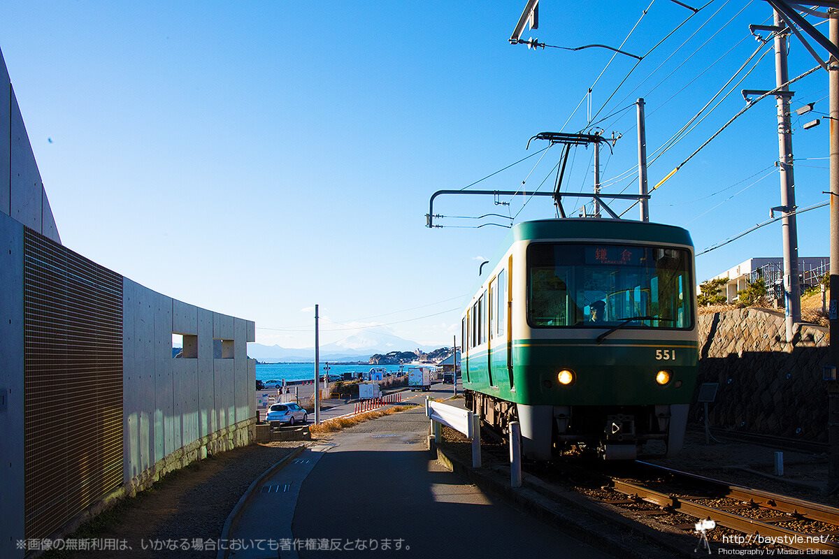 江ノ電と富士山の人気撮影スポットは、稲村ケ崎駅から七里ヶ浜区間