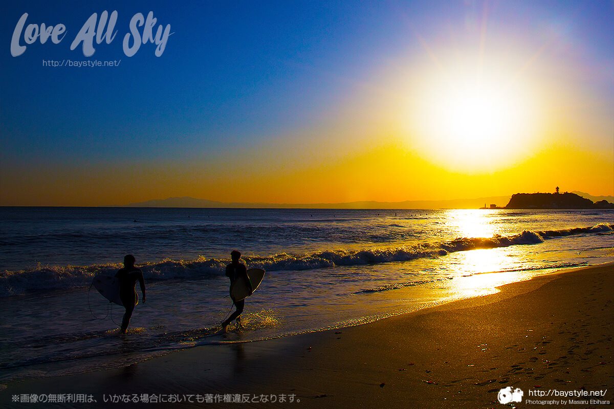 七里ヶ浜からの夕日と江ノ島