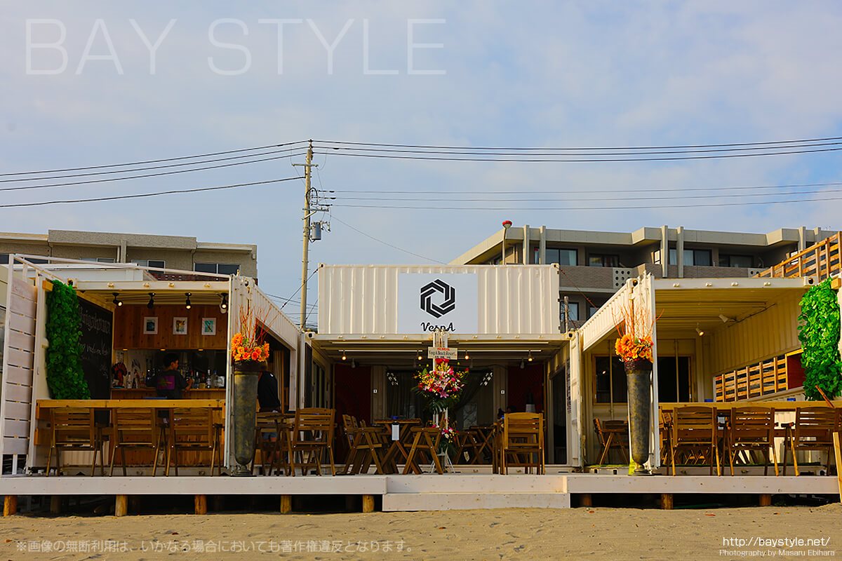 コンテナでできたベスパビーチリゾート、鎌倉由比ヶ浜海の家