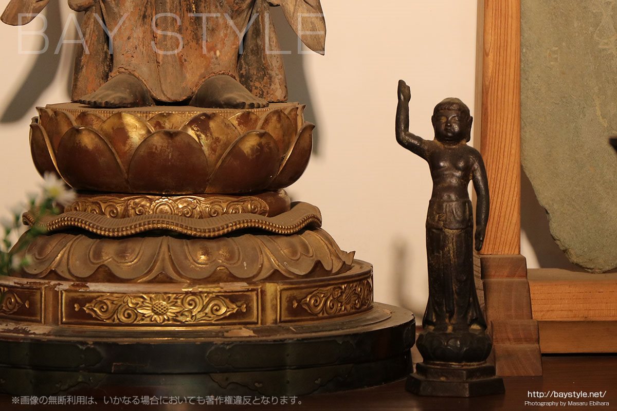重要文化財である木造観音菩薩立像と祀られる仏像