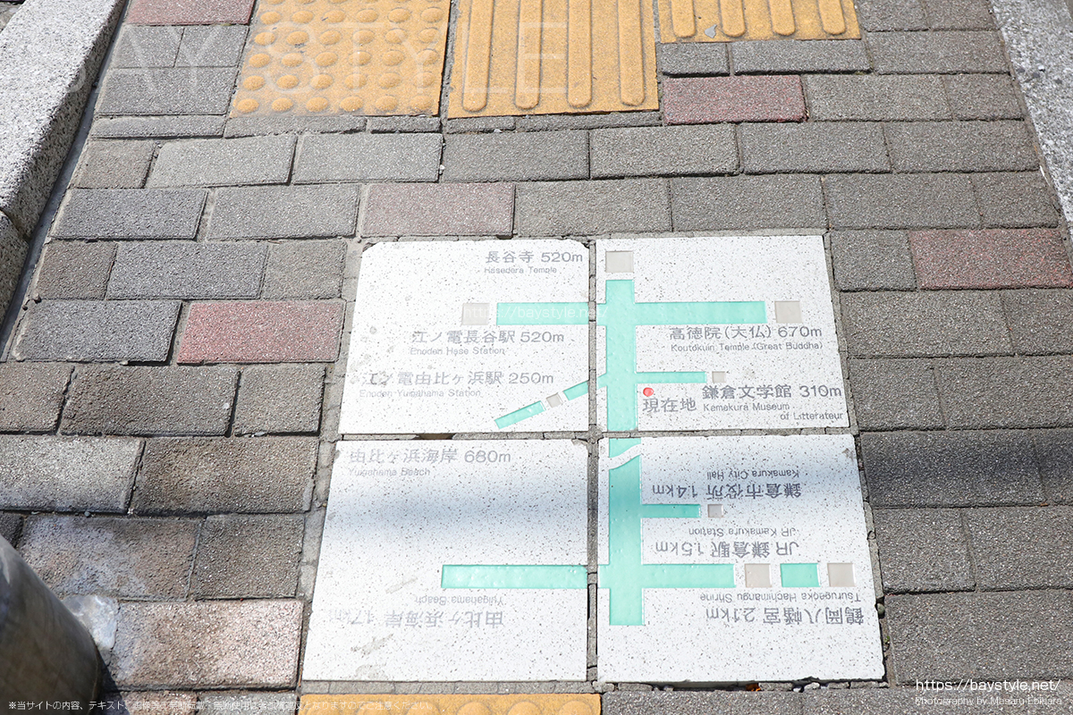 鎌倉は観光案内の地図が地面に描かれている