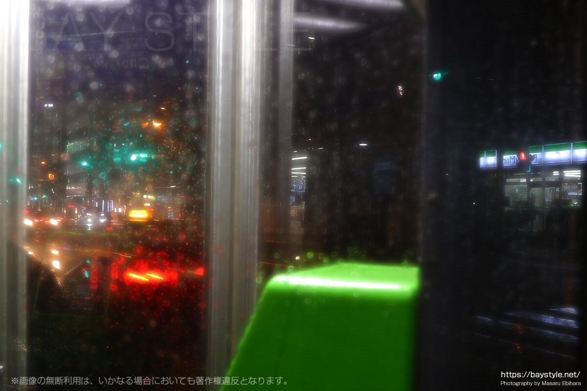 雨の日に撮影した関内の電話ボックス