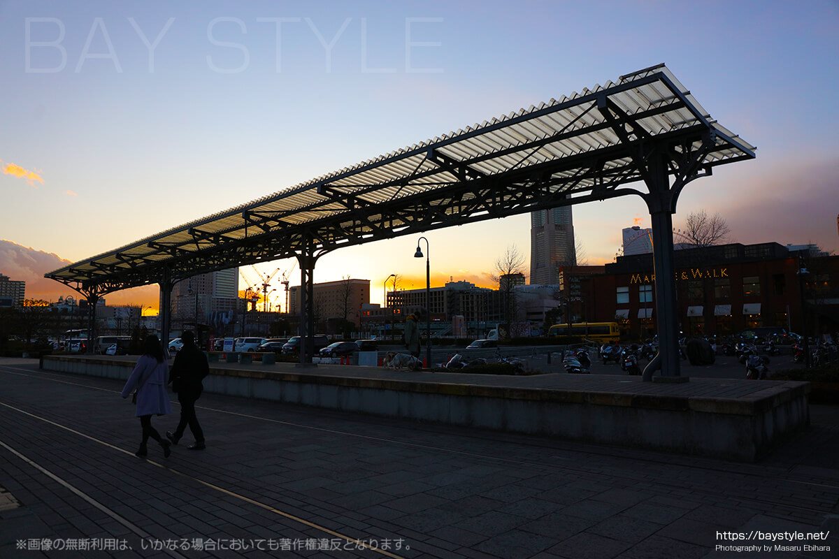 旧横浜港駅プラットホームの前を通過する人
