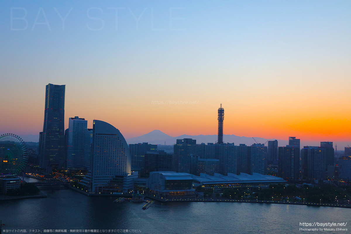 夕暮れの横浜港上空