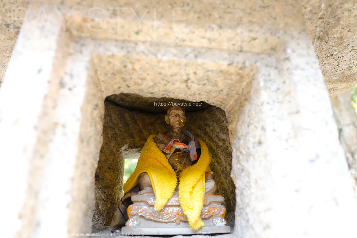 石碑の中に見つけたリアルな仏像