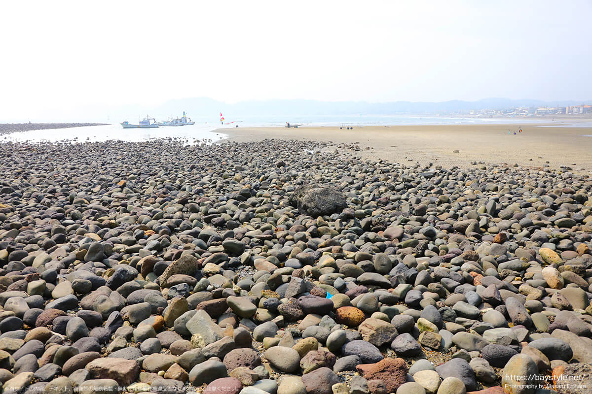 和賀江島まで続く干潮時の材木座海岸の岩場