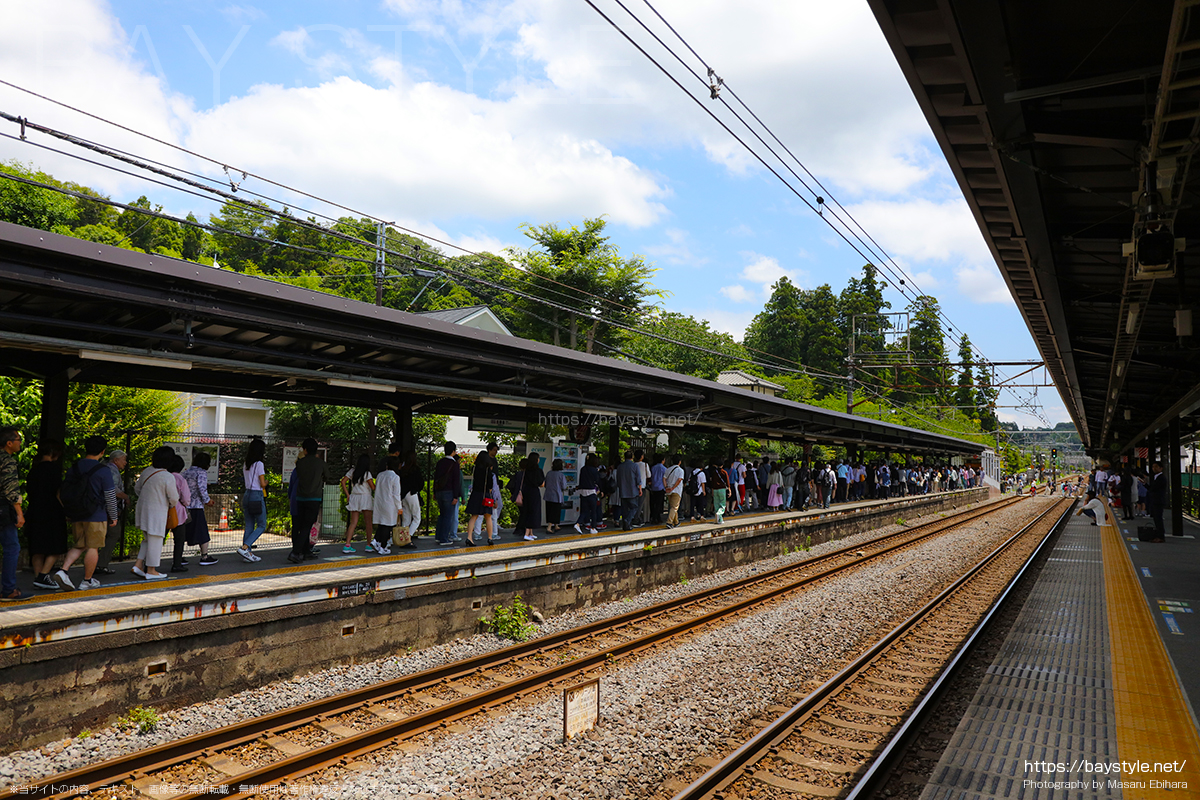6月中旬日曜日、午後1時の北鎌倉駅の行列