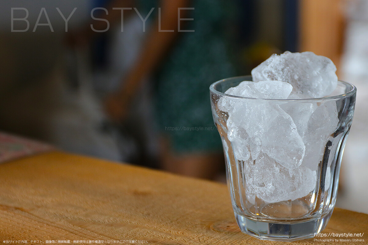 氷が入ったグラス