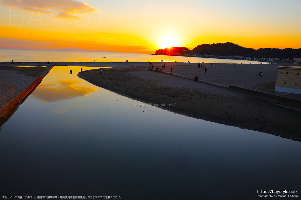 由比ヶ浜海水浴場の夕暮れの夕日 海沿いの街情報 ベイスタイル