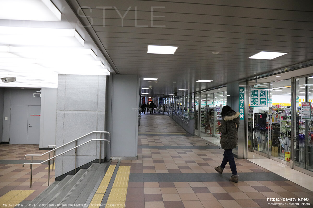 新横浜駅ビル1階（ぐるめストリート）のコインロッカーへ向う通路
