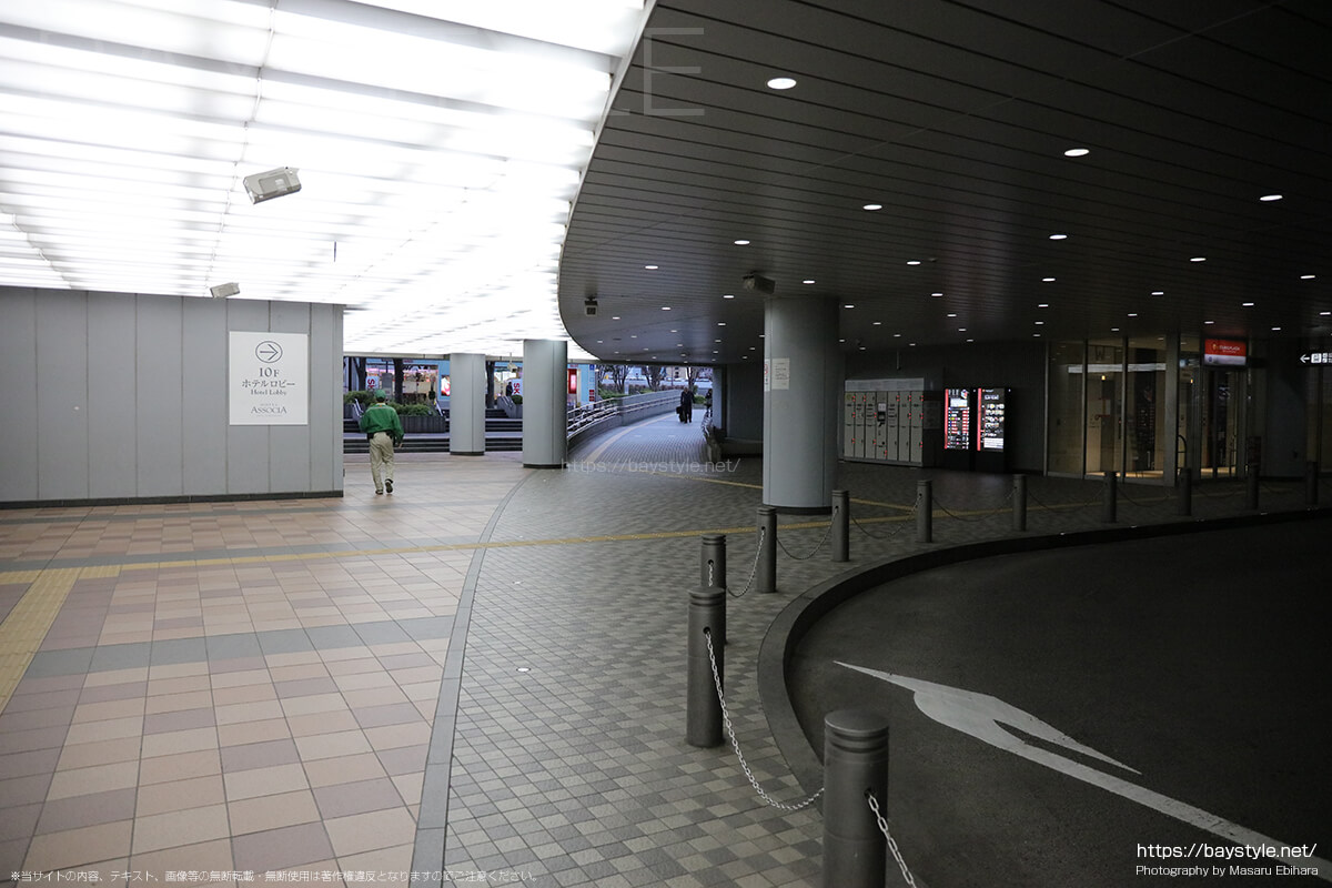 新横浜駅ビル1階（ホテルアソシア新横浜側エレベーターホール脇）のコインロッカー