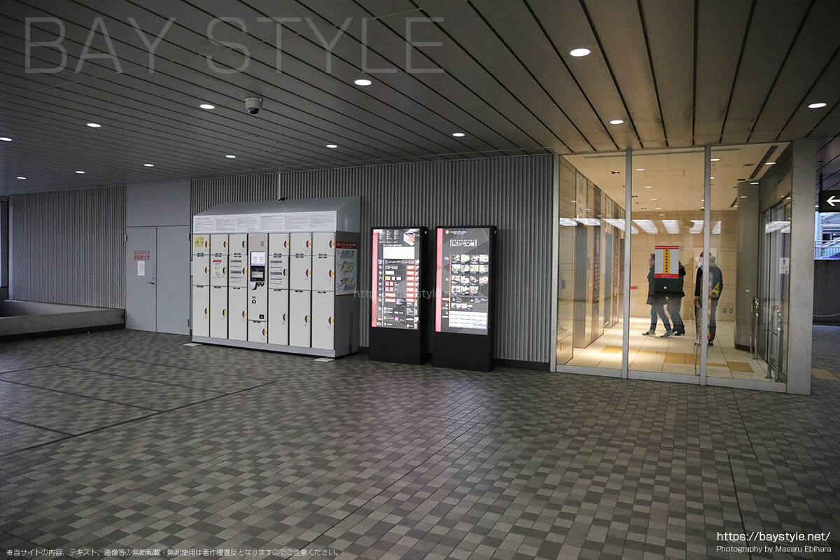 新横浜駅ビル1階（ホテルアソシア新横浜側エレベーターホール脇）のコインロッカー