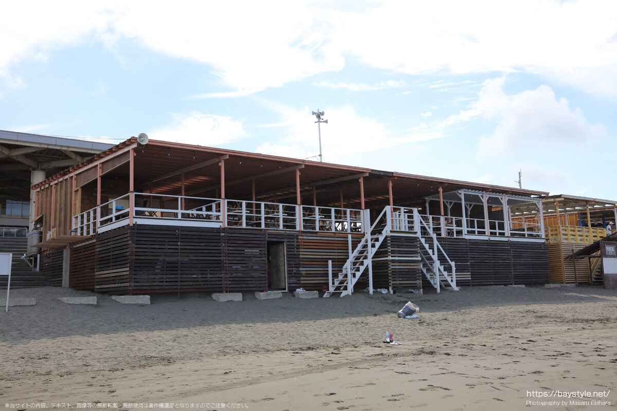 Beach House AJITO（ビーチハウスアジト）（片瀬西浜海水浴場の海の家：2021年7月21日撮影）