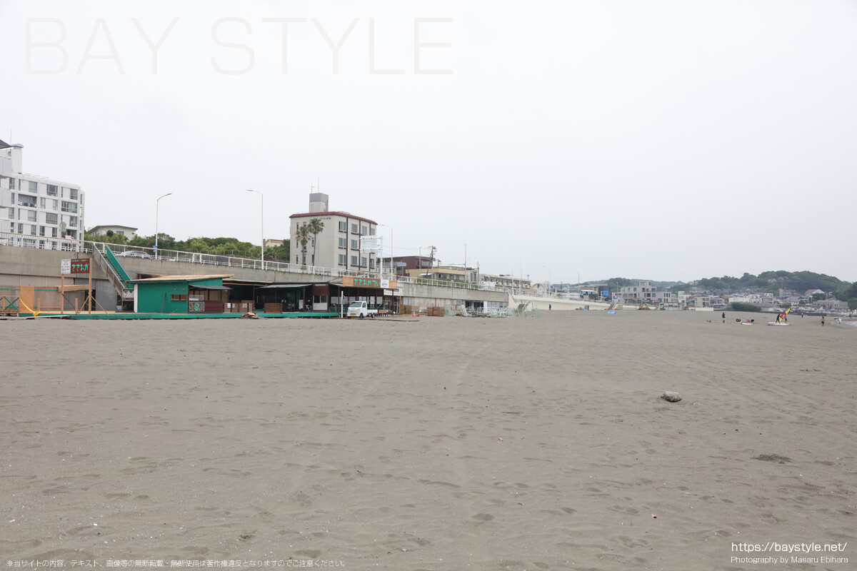 2022年6月21日に撮影した腰越海岸（片瀬東浜海水浴場）の海の家の準備状況