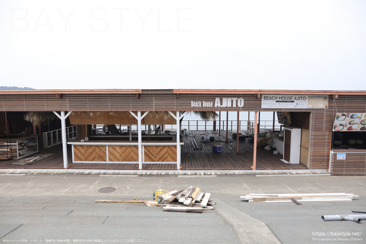 2022年6月21日に撮影した片瀬西浜海水浴場の海の家の準備状況