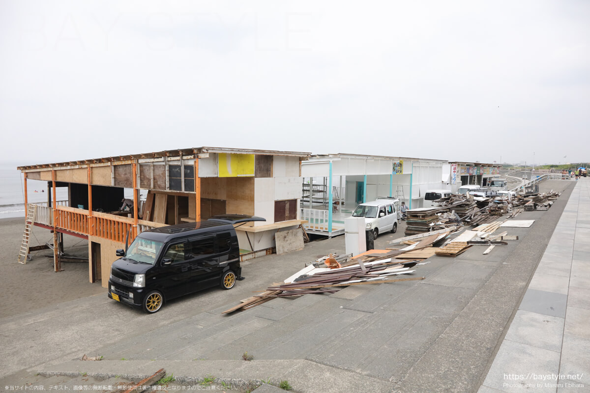 2022年6月21日に撮影した片瀬西浜海水浴場の海の家の準備状況