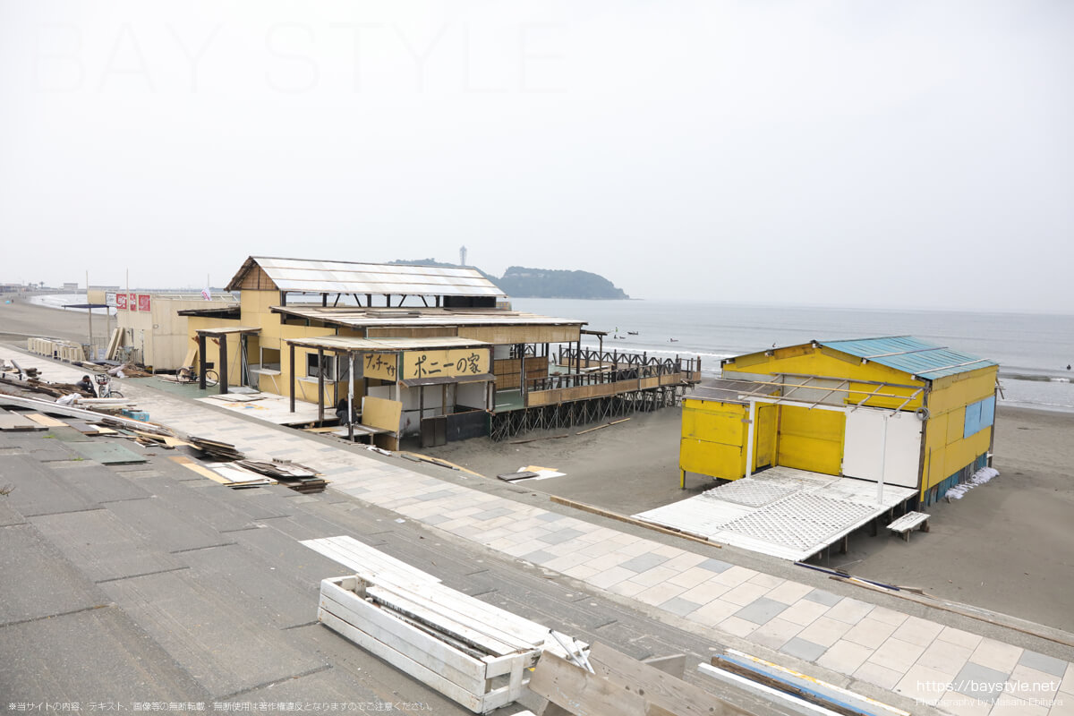 2022年6月21日に撮影した鵠沼海水浴場の海の家の準備状況