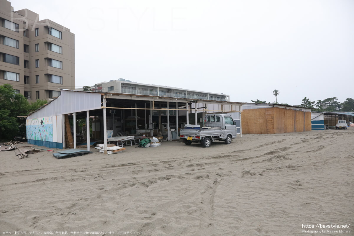 2022年6月21日に撮影した森戸海岸海水浴場海の家の準備状況