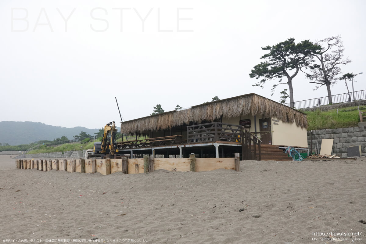 2022年6月21日に撮影した大浜海岸海水浴場の海の家の準備状況