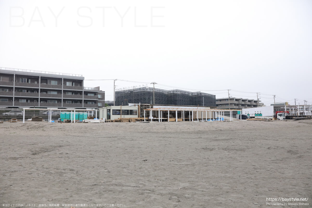 2022年6月21日に撮影した由比ヶ浜海水浴場海の家の準備状況