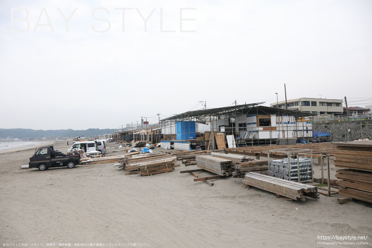 2022年6月21日に撮影した材木座海水浴場海の家の準備状況