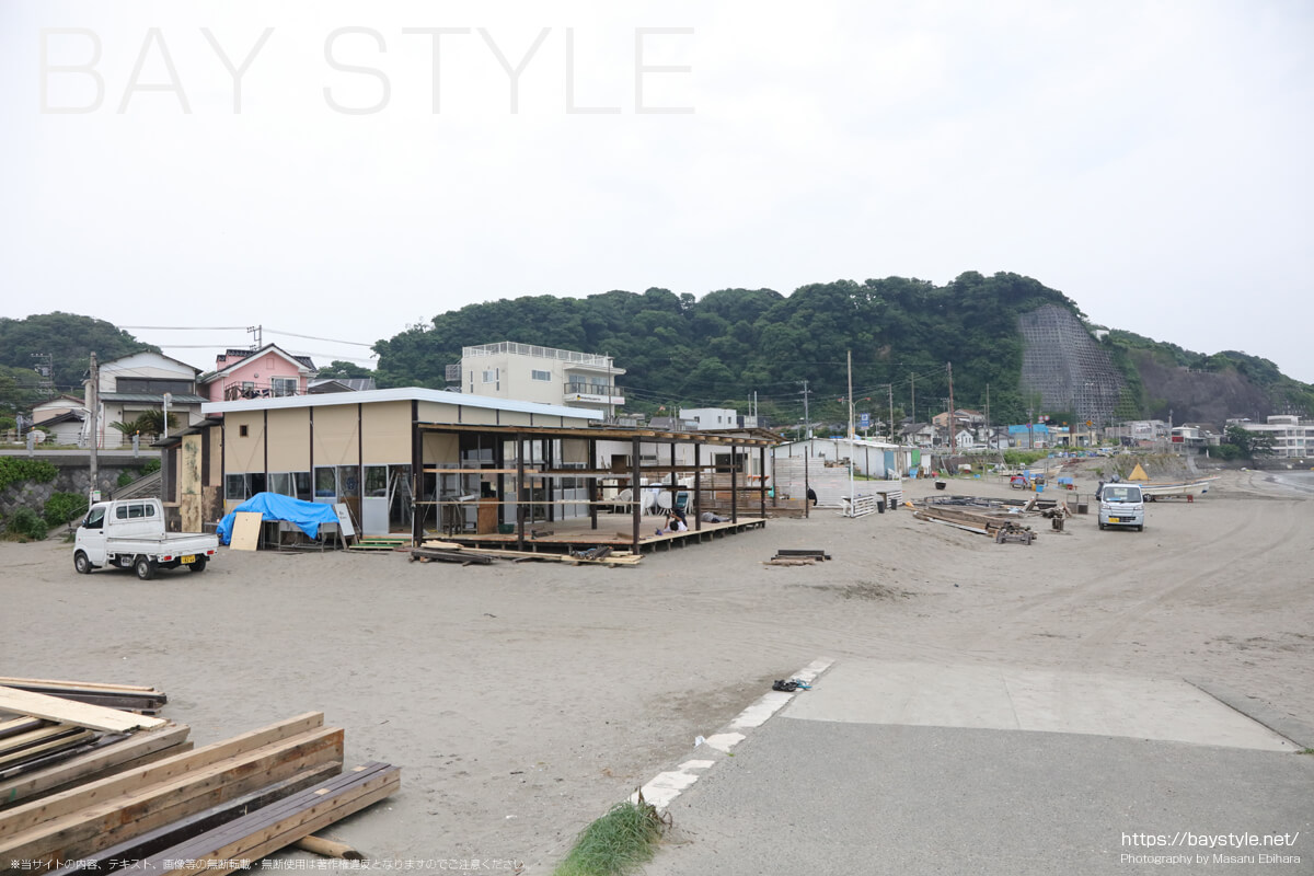 2022年6月21日に撮影した材木座海水浴場海の家の準備状況